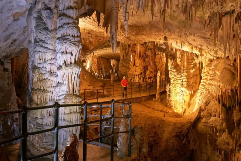 Besucher von Landausflüge Koper in der Höhle von Postojna