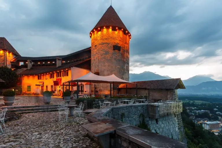 Patio del castillo del lago Bled