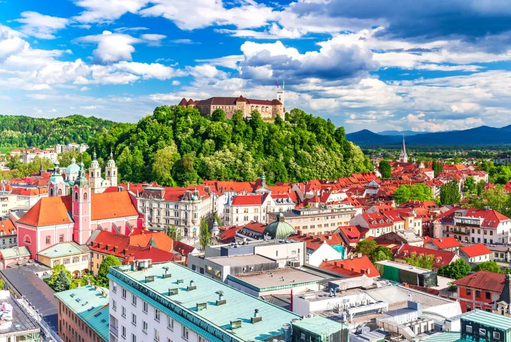 Ljubljana, Slowenien. Luftaufnahme der Altstadt und der Burg